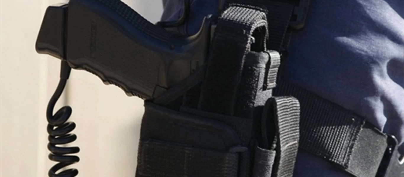Έκλεψαν σφαίρες και χειροπέδες από αυτοκίνητο αστυνομικού την ώρα που εκείνος διασκέδαζε